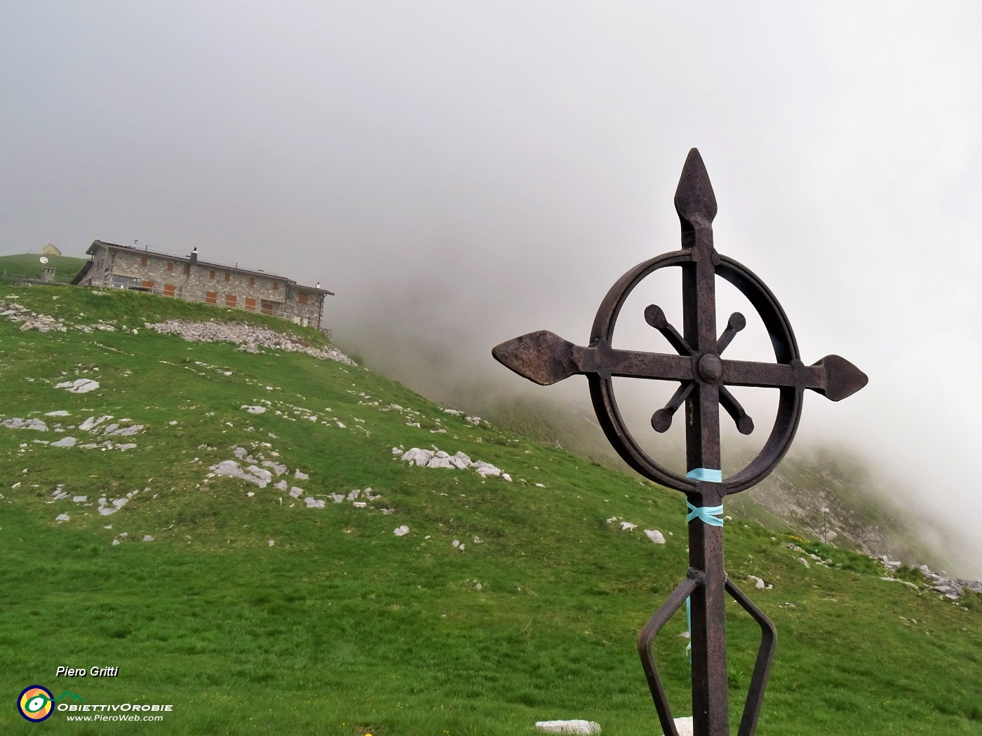 61 Al Rif. Capanna 2000 ...con nebbia e fiori.JPG